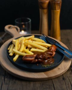 Wurst mit Pommes Bild